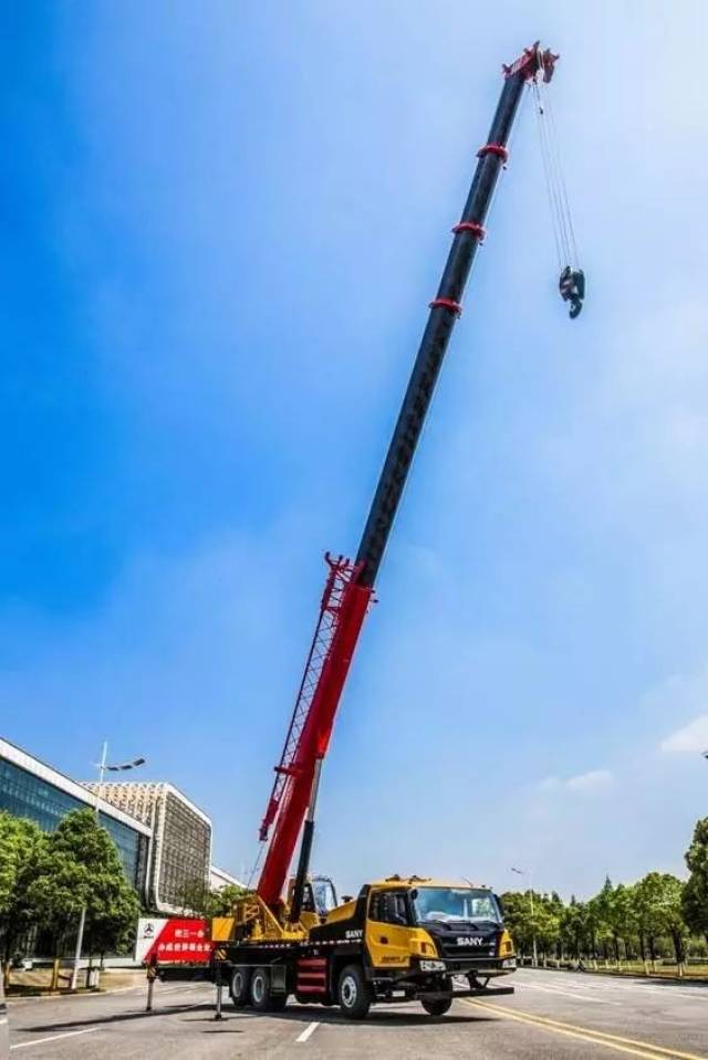 三一吊车25吨最新款，五节臂技术的革新与优势解析